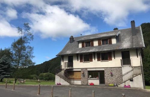 Besse-et-Saint-Anastaise Apartment | Location de la cascade 8 personnes