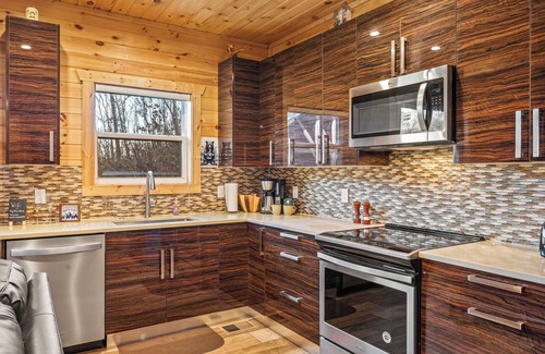 Chalet Village North Cabin | Location! Gatlinburg Family Favorite!