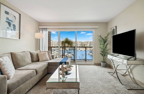 Marina del Rey Apartment | Location ! Harbor Views ! Luxury condo ! Chic Pied à Terre !