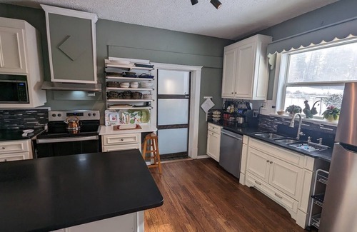 Newland House | Location! Hike, Golf, Tube, Raft, Mtns! Fenced-in yard, dogs allowed. 2 bd, 1 ba