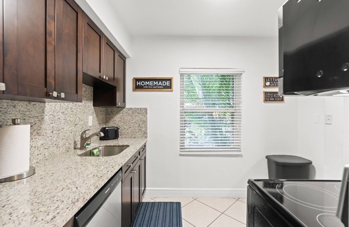 South Miami House | Location Huge yard Managed by BNR Vacation Rentals