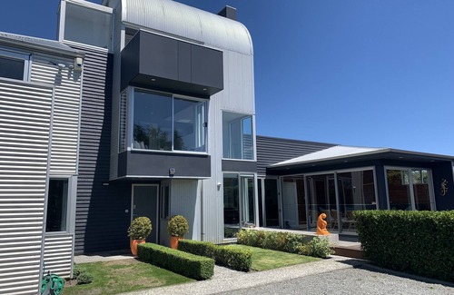 Martinborough House | Location, Location, Location.nLuxury living so close to Town Square