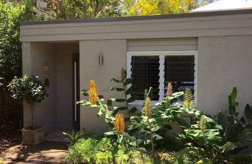 Avalon Beach Apartment | Location, location: Renovated studio 600m to Avalon surf beach & shops