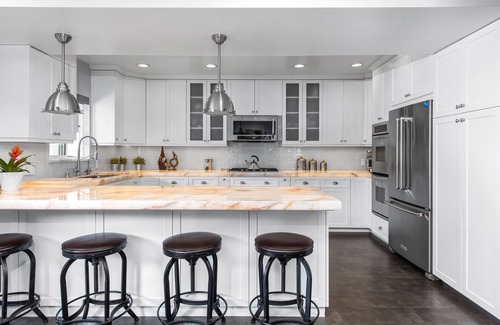 Studio City House | LOCATION, LOCATION, LOCATION . Prime Studio City Cape Cod w guesthouse