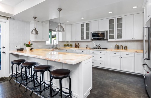 Studio City House | LOCATION, LOCATION, LOCATION . Prime Studio City Cape Cod w guesthouse
