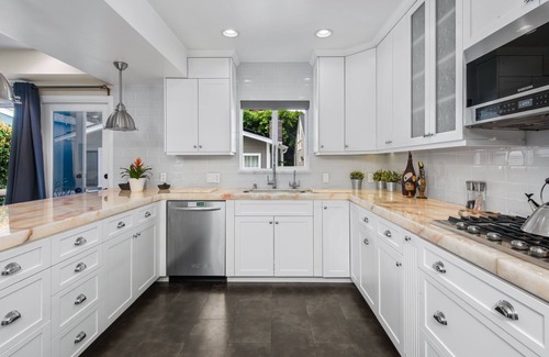 Studio City House | LOCATION, LOCATION, LOCATION . Prime Studio City Cape Cod w guesthouse
