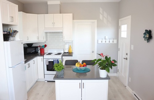 Saanich East House | LOCATION LOCATION LOCATION! IMMACULATE PENTHOUSE, SOUTH FACING 1 BEDROOM SUITE