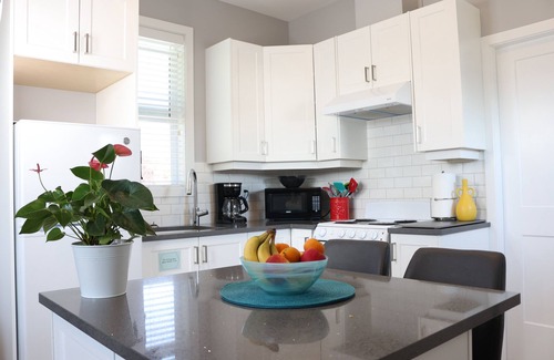 Saanich East House | LOCATION LOCATION LOCATION! IMMACULATE PENTHOUSE, SOUTH FACING 1 BEDROOM SUITE