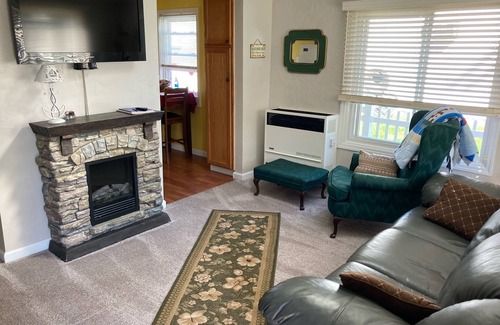 Lexington Cottage | LOCATION! LOCATION! LOCATION! 2 Bedroom, 1 Bathroom Cottage