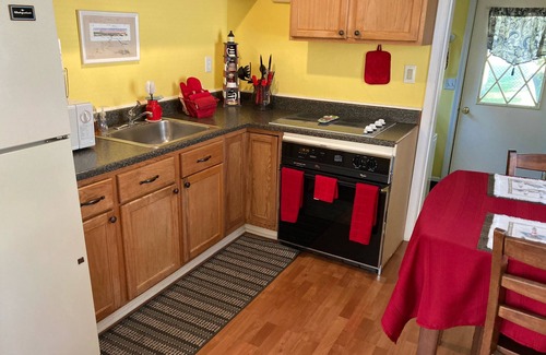 Lexington Cottage | LOCATION! LOCATION! LOCATION! 2 Bedroom, 1 Bathroom Cottage