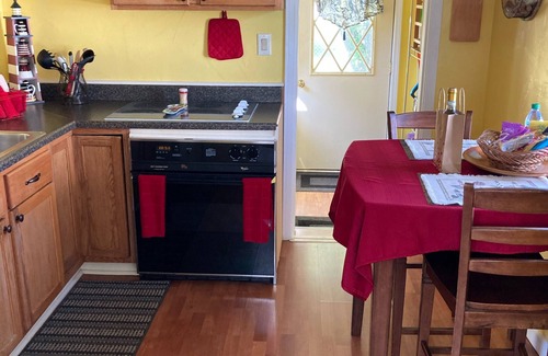 Lexington Cottage | LOCATION! LOCATION! LOCATION! 2 Bedroom, 1 Bathroom Cottage