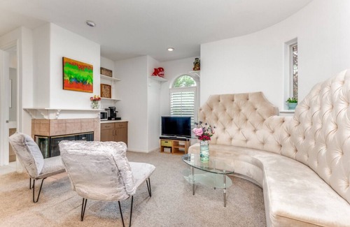 Knox - Henderson Apartment | Location Location Location Location close to SMU and Knox Henderson