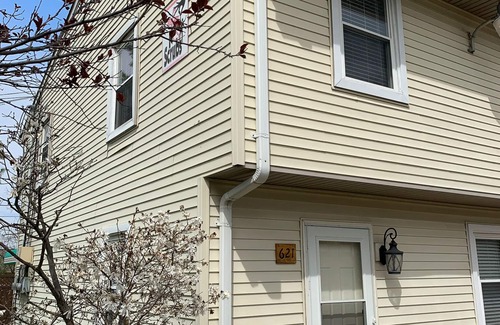 Oxford House | Location, location, location! In Oxford's Mile Square! 4 Bed/2 Bath Townhouse