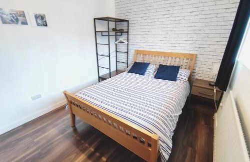 Shadwell Apartment | Location Location Location, Whole apartment for you!