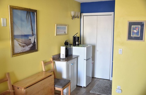 Golden Beach Apartment | LOCATION! LOCATION! Lovely Venice Villa - 2 min walk to beach!
