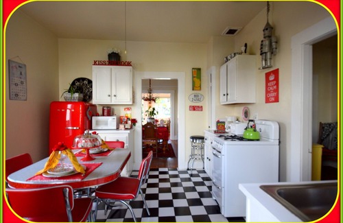 Santa Barbara Cottage | LOCATION, LOCATION, LOCATION - Hubba Hubba Get Down Downtown!