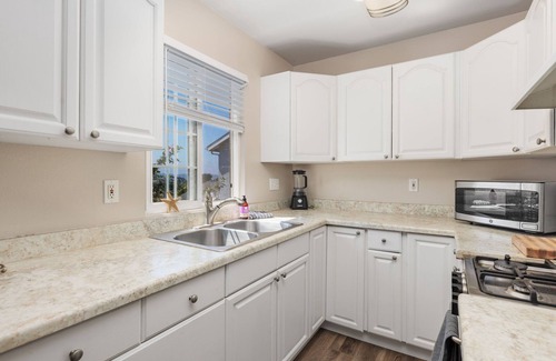 Solana Beach Apartment | Location! Longer Stay! Two bedroom Coastal Flat!