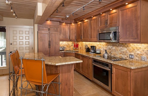 Snowmass Village Condo | Location & LUXURY! 2bd2ba HotTub & amenities galore on slopes of Snowmass Resort