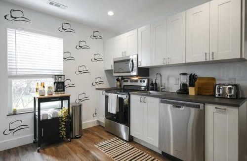 Hope Gardens House | Location Matters - Parking - Entertainment