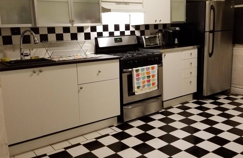 West Town Apartment | LOCATION! Mins to downtown! Fulton mkt/Noble Square, FREE PARKING & LAUNDRY
