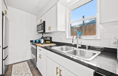 North East Park House | Location! Minutes from downtown St Pete, MCM Pool Home Walk to Everything