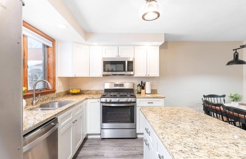 Intervale House | Location, pool, games, king bed!