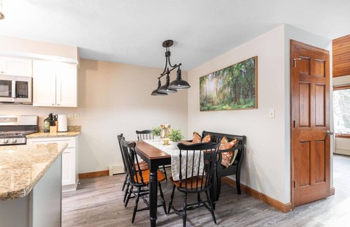 Intervale House | Location, pool, games, king bed!