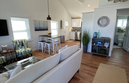 Vineyard Haven Cottage | LOCATION & QUALITY! Right in town, freshly renovated, near everything u need!