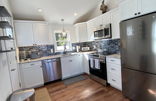 Vineyard Haven Cottage | LOCATION & QUALITY! Right in town, freshly renovated, near everything u need!