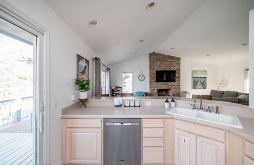 North Shore House | LOCATION! Restaurants, Shops! Waterfront Quiet, Golf Community Game Room Bunks