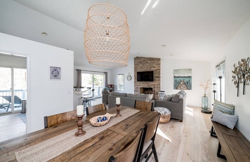 North Shore House | LOCATION! Restaurants, Shops! Waterfront Quiet, Golf Community Game Room Bunks