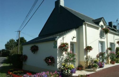 Saint-Andre-des-Eaux House | Location saisonnière: Gîte cosy avec jardin clos, proche plages et parc de Brière, wifi inclus! - FR-1-306-892