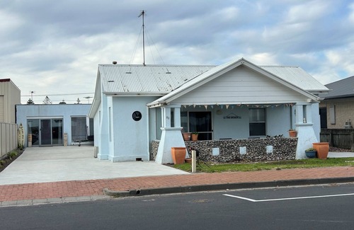 Port Macdonnell Apartment | LOCATION The Beach House Studio - Unique Seafront Affordable and Pets Negotiable
