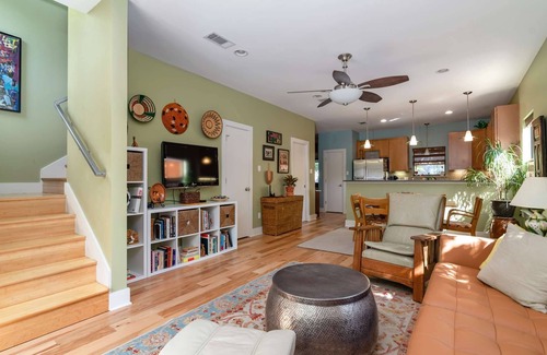 East Cesar Chavez House | Location! Walk to Downtown and Rainey St. Comfy fully stocked home with large patio and garden.