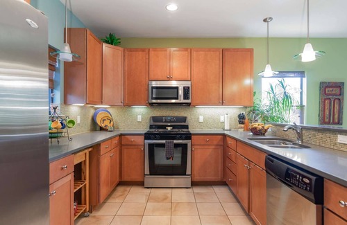 East Cesar Chavez House | Location! Walk to Downtown and Rainey St. Comfy fully stocked home with large patio and garden.