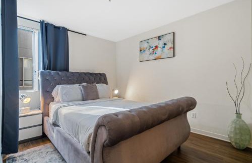 Downtown Apartment | Location Walk to the beach Chic Condo!