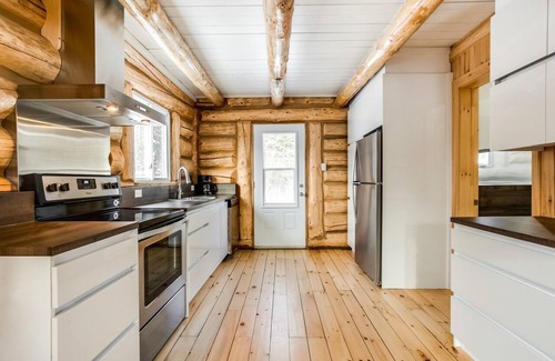 St-Adolphe-d'Howard Ski Chalet | Locations du Sommet - Le Log Home