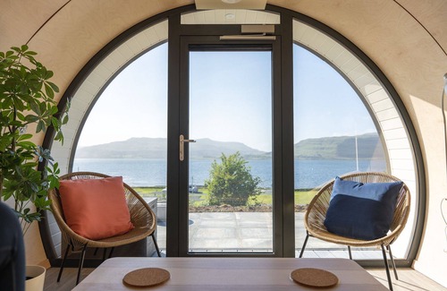 Calgary Cabin | Loch Ba - sleeps 4 guests in 1 bedroom