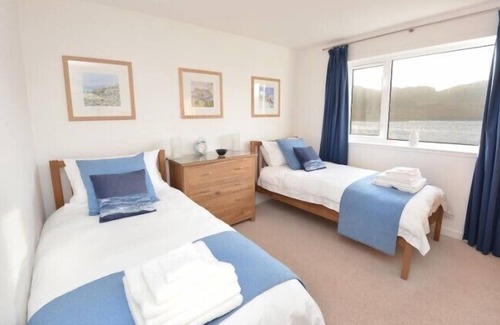 Arnol Cottage | LOCH COTTAGE, family friendly, luxury holiday cottage in Dalbeg
