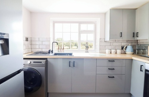 Halfway House Cottage | LOCKMANS COTTAGE, pet friendly, with a garden in Llandrinio