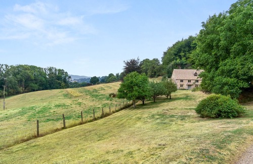 Brimpsfield Cottage | Locks Cottage, Painswick - sleeps 10 guests in 5 bedrooms