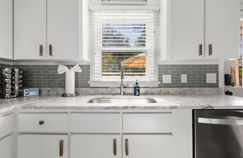 Mount Pleasant Apartment | Loco Bungalow! | Shem Creek Neighborhood