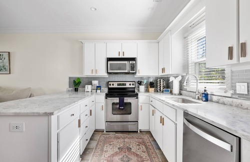 Mount Pleasant Apartment | Loco Bungalow! | Shem Creek Neighborhood