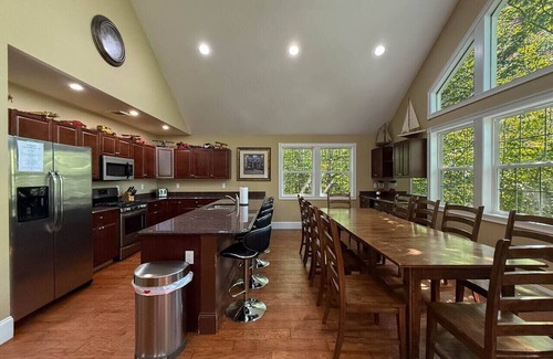 North Conway House | Locust Lodge #1 | 26 Beds, Sleeps 42, HotTub, Pool