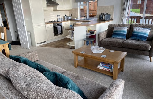Tavistock Cottage | LODGE 10, CEDAR LODGE PARK, pet friendly, with a garden in Tavistock