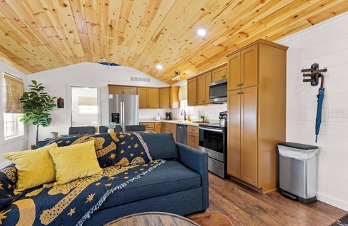 Williamstown Cabin | Lodge 108 at Eden Reserve—Safari Cabin Near Ark