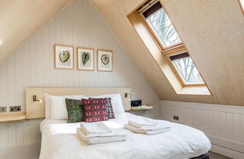 Corfe Castle Cottage | LODGE 13, pet friendly, with hot tub in Corfe Castle
