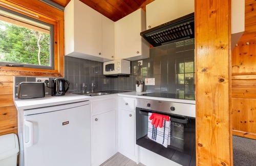 Brazzacott House | Lodge 2 - Hot Tub by Interhome