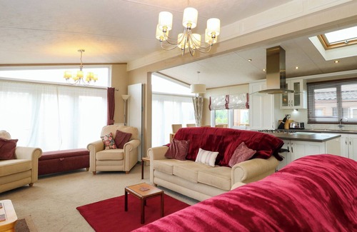 Stowmarket Cottage | LODGE 26, FISHING LAKES, pet friendly, with a garden in Stonham Aspal