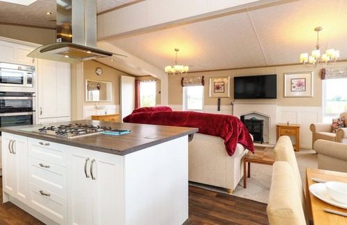 Stowmarket Cottage | LODGE 26, FISHING LAKES, pet friendly, with a garden in Stonham Aspal